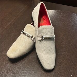 Globe Men's Cream Loafers with Silver Accent